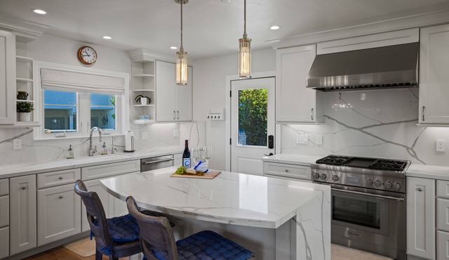 Iaorana: Newly remodeled luxury 4 bedroom with Ocean Views