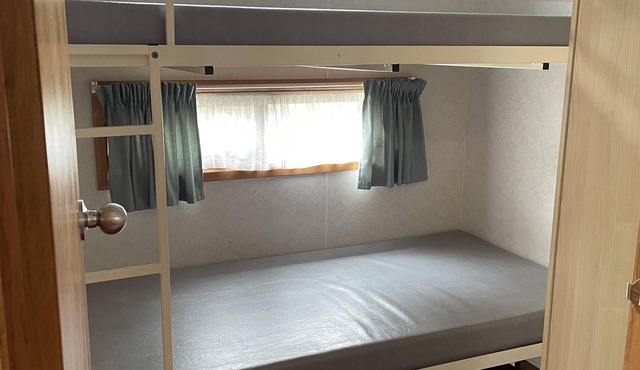 IBIS Cabin, Sleeps 6, 3 bedroom, 1 x bathroom, living and kitchen,BBQ Deck Area.