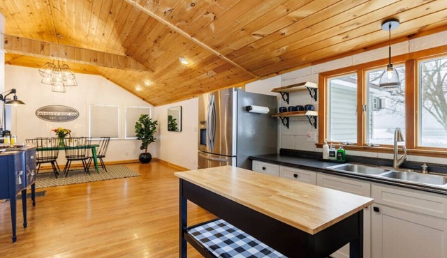 Ice fishing getaway Close to snowmobile trails Hot tub