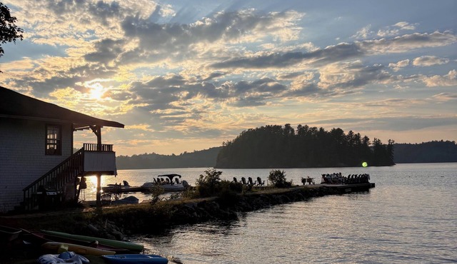 Ice Palace Cottage – A Classic Family Escape on a Safe, Shallow Shoreline