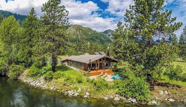 Icicle River Cabin with Hot Tub, Sauna & Mountain Views: 8 Steps to the river!