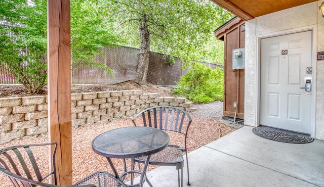 Icicle Village Resort 401 & 402: Ponderosa Hideaway