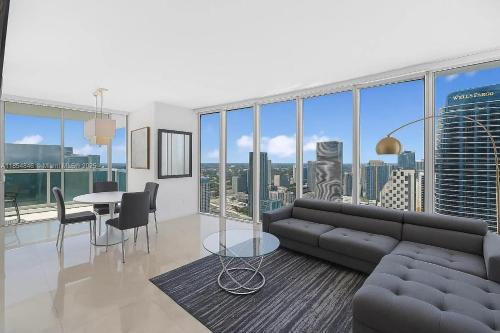 Icon Brickell Penthouse Panoramic Skyline by IliosRentals