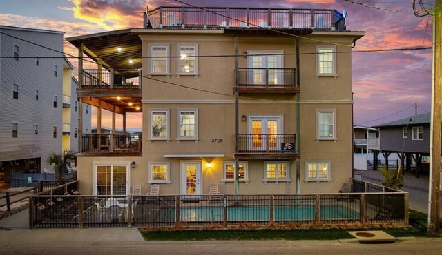 Iconic 8BR w/Rooftop Deck, Pool & Spa | Sleeps 24