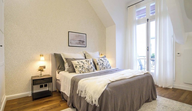 Iconic address, Quiet 1 bdrm with Private Balcony