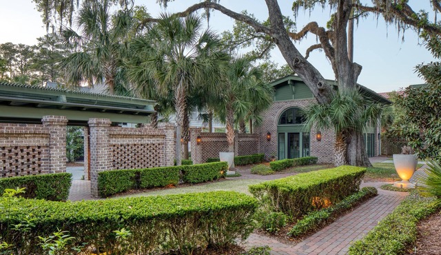 Iconic Boathouse Row Home w/May River Views, Guest House & Firepit
