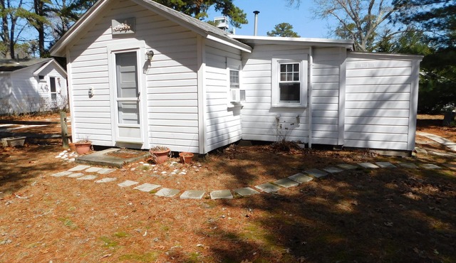 Iconic Brownie's Cabin, close to everything! (CS0046)