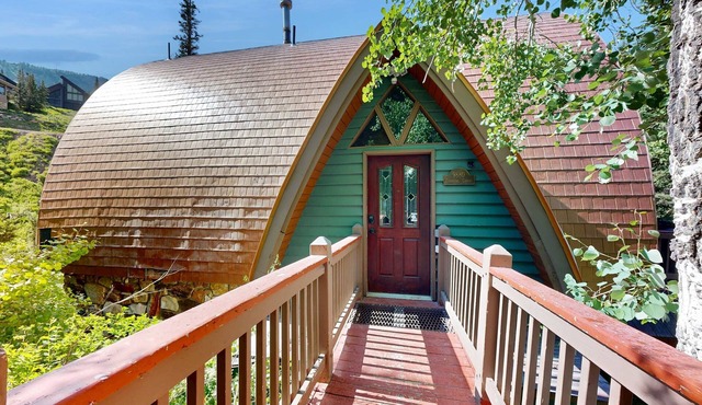 Iconic creekside mountain home with hot tub, fireplaces, balcony & amazing views