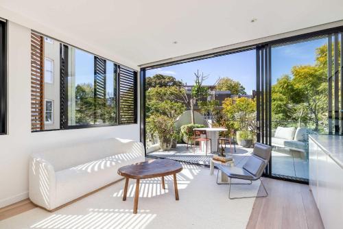 Iconic Elizabeth Bay Pad