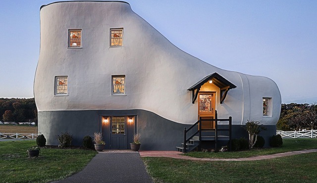 Iconic "Haines Shoe House" - Hot Tub & Firepit - Featured On HGTV