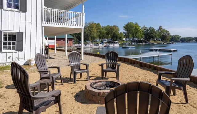 Iconic Lakehouse - Ivy Lodge - on Pine Lake