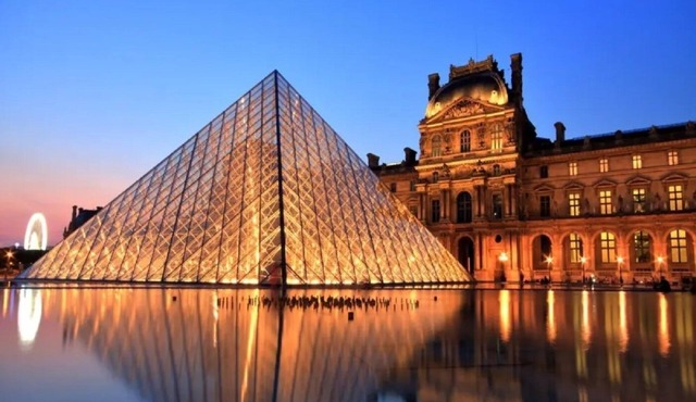 ICONIC LANDMARKS THE LOUVRE MUSEUM ,TUILERIES GARDEN ARE JUST A STROLL AWAY