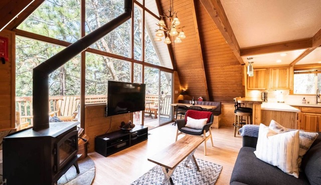 Iconic modernized A-frame Cabin in Lake Arrowhead/hot tub/dog friendly