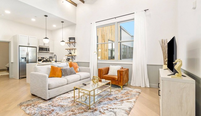 Iconic Morris Ave condo retreat sleeps 6 +rooftop