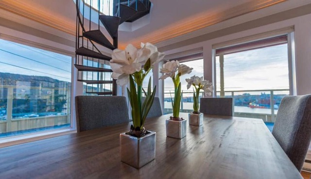 Iconic Red Top of the Battery Ocean & City View