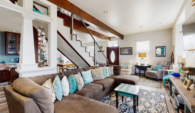 Iconic, Remodel 19th Century Home + Studio/Hot Tub/Custom Kitchen/Steps to Beach