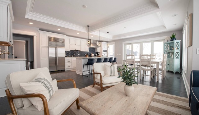 Iconic South Haven Estate - Pool, Hot Tub, Outdoor Kitchen, Game Room & More!