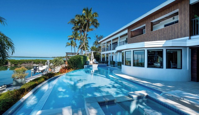 Iconic Ted Williams Estate. Bayfront, Heated Infinity Pool & Hot Tub, Dockage.