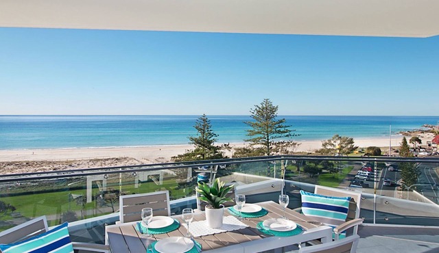 Iconic Unit 704 Luxury beachfront apartment with Wi-Fi on Kirra beach in Coolangatta