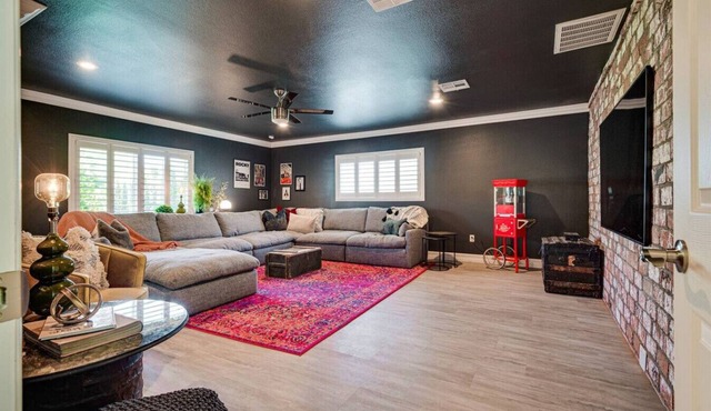 Iconic Vegas Villa : Heated Pool| Movie Room
