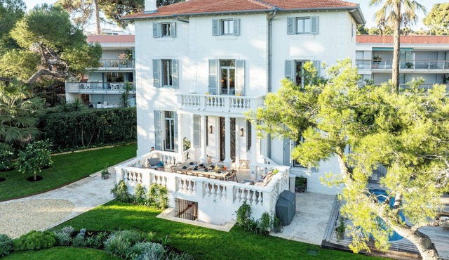 Iconic “Villa Illette” on the Cap d’Antibes, directly facing Plage du Ponteil