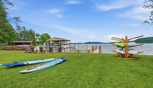 Iconic Waterfront Home On Watt’s Bar Lake -Sleeps 16 - PVT boat docks - Sunrise!