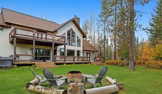 Idaho Luxury 5BR Lodge, Hot Tub, Firepit, Forest Retreat
