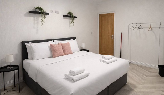 Ideal 2-Bed Apartment for Long Stays in Bury