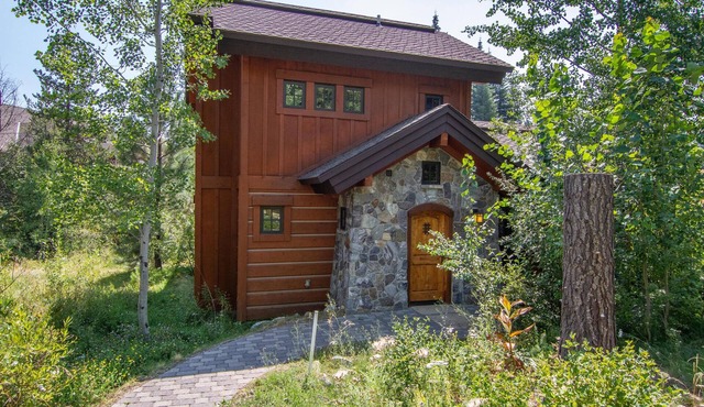 Ideal 2 BR Cottage | Ski in/Ski Out | Golden Bar