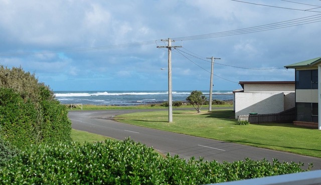 Ideal 2 family home, short stroll to child friendly Pea Soup Cove