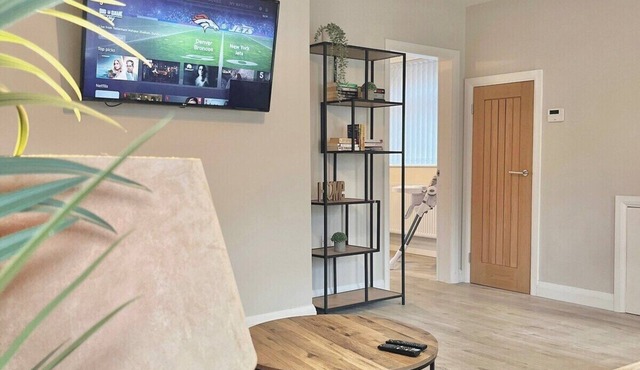 Ideal 4-bed home sleeps 7 - Nr Trafford Ctr & M60