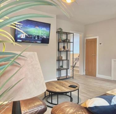 Ideal 4-bed home sleeps 7 - Nr Trafford Ctr & M60