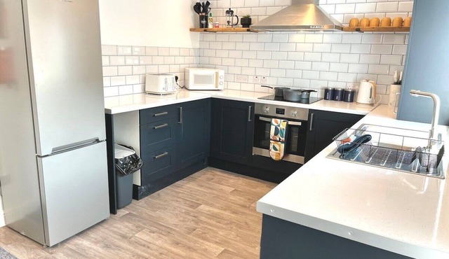 Ideal 4 Bed Home sleeps 7 Nr Middlebrook Stadium