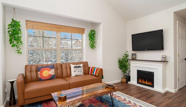 Ideal and modern 1 bedroom - open floor plan and mt views