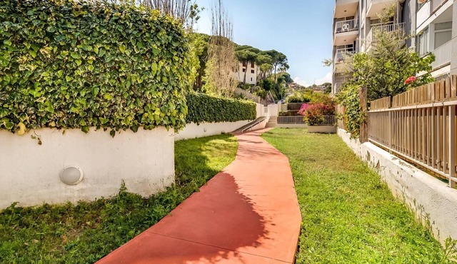 Ideal apartment for families 1km train and shops
