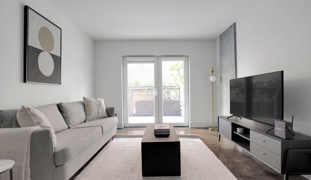 Ideal Bellevue 1BR w/Gym & Roof Lounge, easy commute, by Blueground