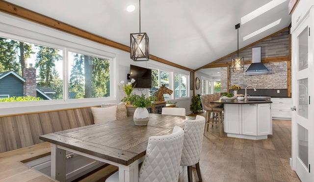 Ideal Bellevue location Remodeled 2 bdrm+separate ADU kitchen, Hot Tub & Garden