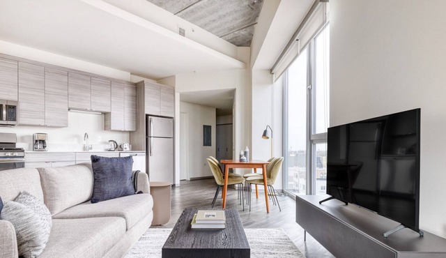 Ideal Bucktown 2 BR w/ Gym, close to shops, by Blueground