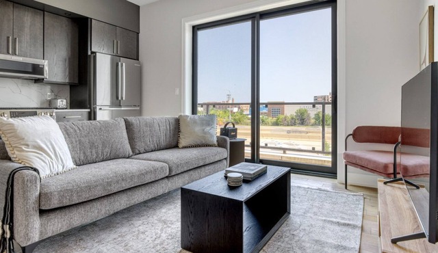 Ideal Bucktown 2BR w/ private outdoor area, nr I-90, by Blueground