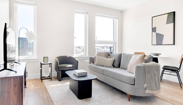 Ideal Congress Park 1BR w/ Gym & Pool, near shops & dining, by Blueground