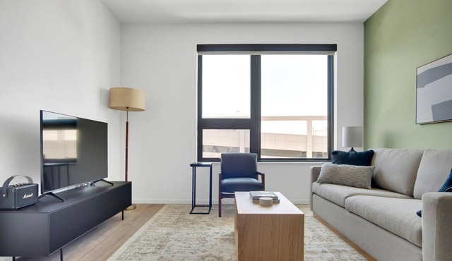 Ideal Congress Park 1BR w/ Gym & Pool, near shops & dining, by Blueground
