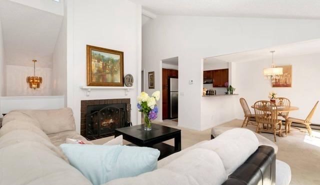 Ideal corp housing! 2B/2B Townhouse easy access to everything yet private