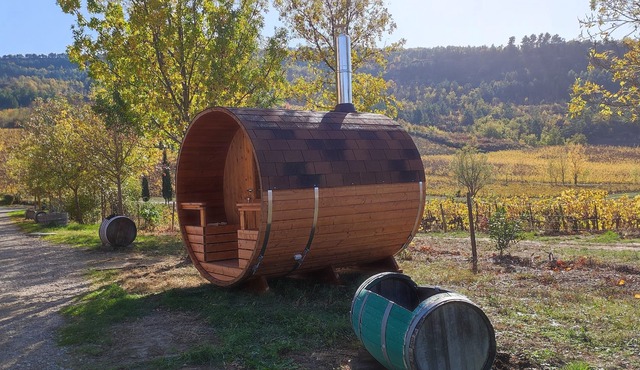 IDEAL COTTAGE WITH PRIVATE POOL IN SUMMER AND SAUNA - JACUZZI IN LOW SEASON.