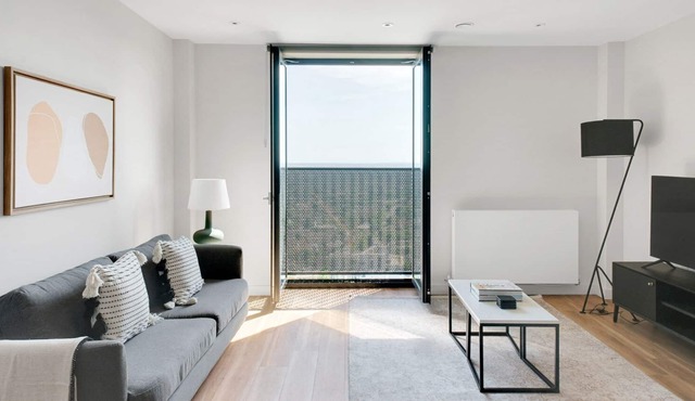 Ideal Croydon 1BR, new build w/ 24h security, nr Tube, by Blueground