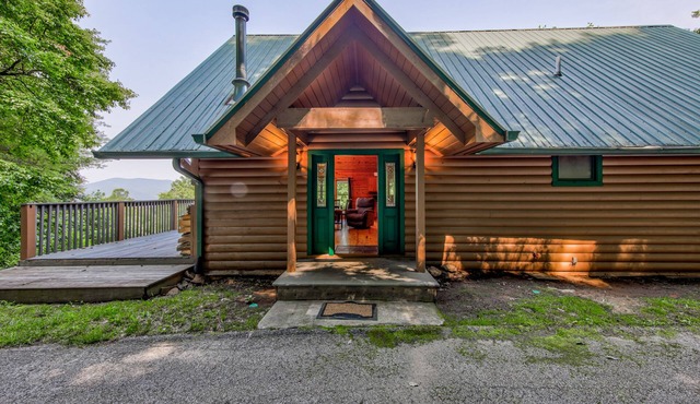 Ideal dog-friendly getaway with private pool, large deck, WiFi & lofted layout