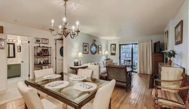 Ideal Downtown 1 BDR Near Shops & Trails