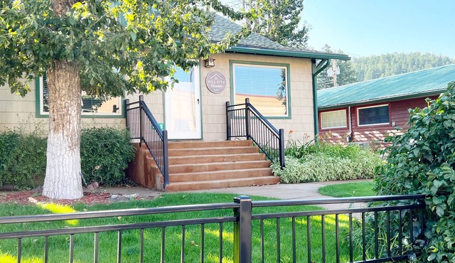 Ideal downtown location with a hot tub! It's perfect for families + friends - min away from sites!