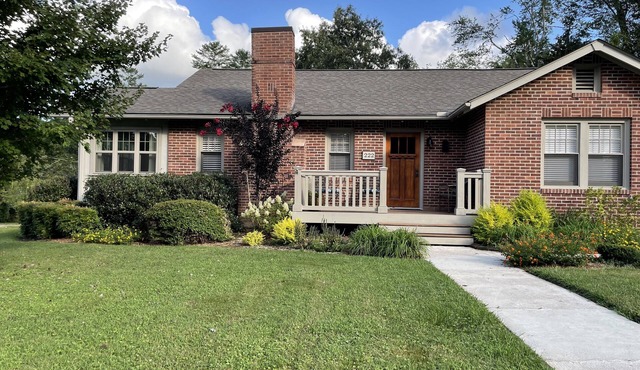 Ideal Downtown Location! Beautiful newly renovated vacation bungalow