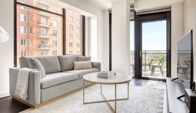 Ideal Evanston 2BR w/ Deck & Gym, walk to Lee Beach, by Blueground
