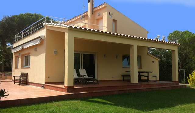 Ideal family House with garden Wifi Community Pool. Near Costa Brava beaches